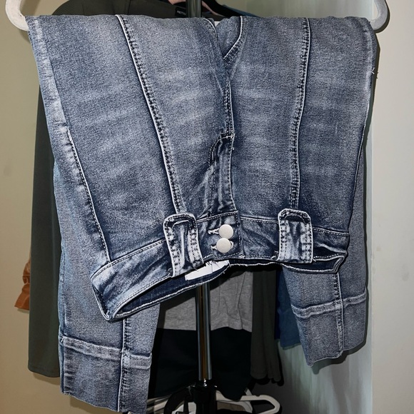 Keep It Short Stretch Capri Jeans - Picture 3 of 3